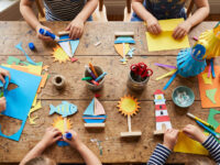 Bastelnde Kinder bei den Sommeraktionen im Haerder Center Lübeck