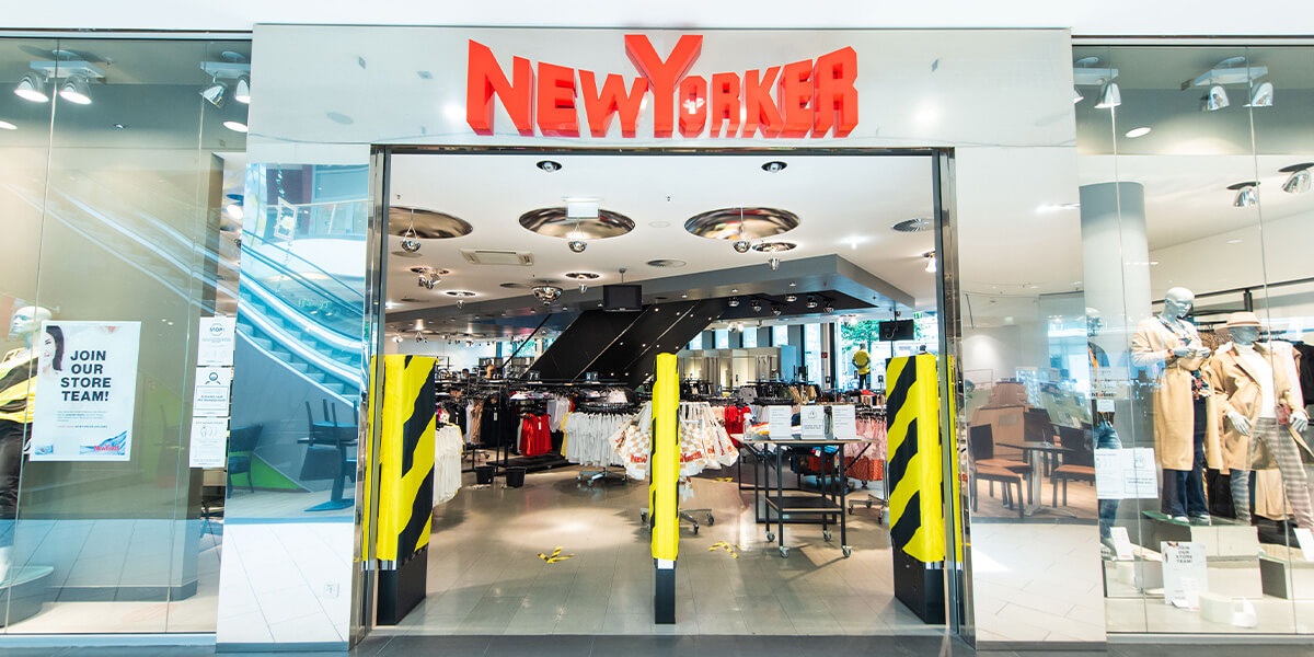 Der Haupteingang vom New Yorker Store im Haerder Center Lübeck