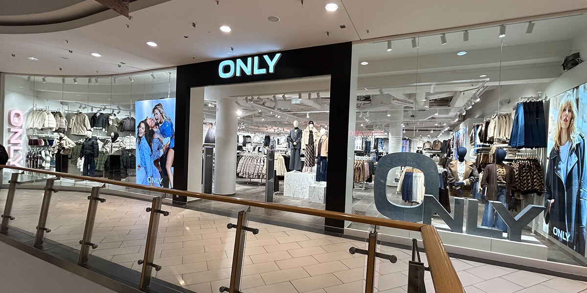 Der Haupteingang vom ONLY Store im Haerder Center Lübeck