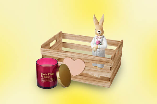 Dekorative Holzkiste mit Osterhasen-Figur und Duftkerze von TEDi